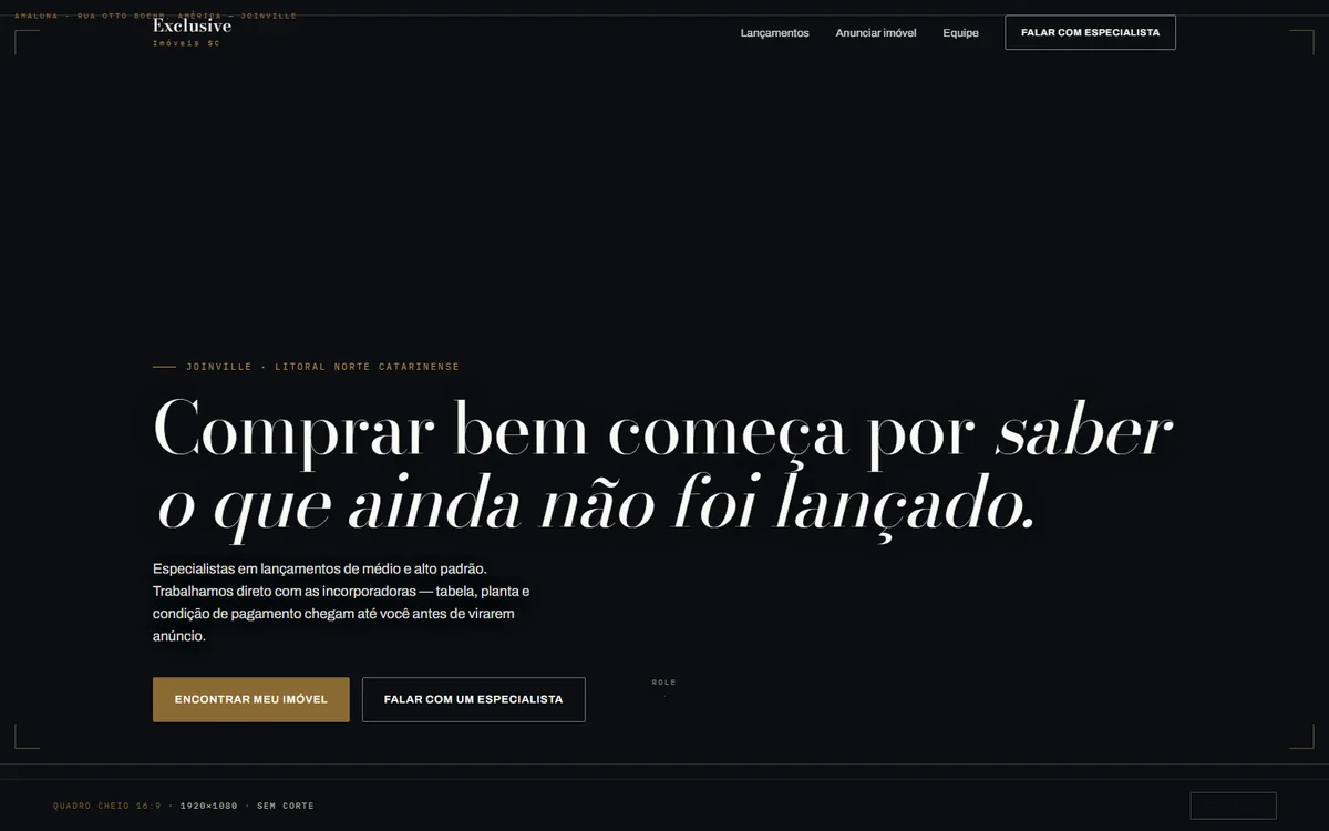 Site da Exclusive Imóveis SC: fundo escuro, título em serifada editorial e botões de contato